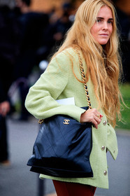 blanca miro scrimieri, light green jacket, layered jacket, black leather bag, shoulder bag, quilted bag, chanel bag, chanel jacket, tweed jacket, close up detail, bag detail, shopping bag, PARIS, PFW, fashion week, frenchystyle, FW, jonathan paciullo, street style, SPRING SUMMER 2021, SS 21, vertical, atmosphere details, detail
