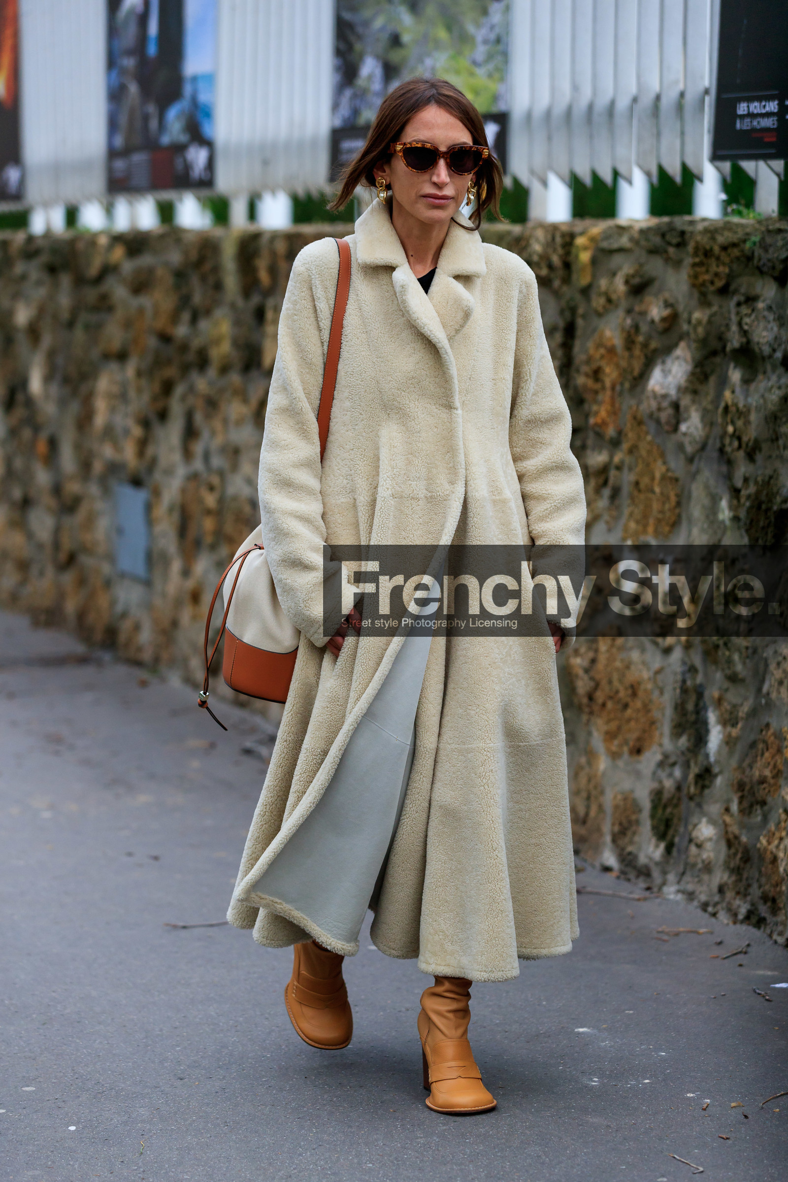chloe loulou de saison, fur coat, light beige coat, long coat, white bag, camel leather bag, bucket bag, shoulder bag, camel leather boots, scale sunglasses, bottega veneta sunglasses, butterfly sunglasses, golden earrings, dangling earrings, pearl earrings, chanel earrings, loewe bag, loewe coat, loewe look, loewe shoes, fashion week, frenchystyle, FW, jonathan paciullo, street style, PFW, PARIS, AUTUMN WINTER 2020-2021, FALL WINTER 2020-2021, FW 20-21, vertical, full length