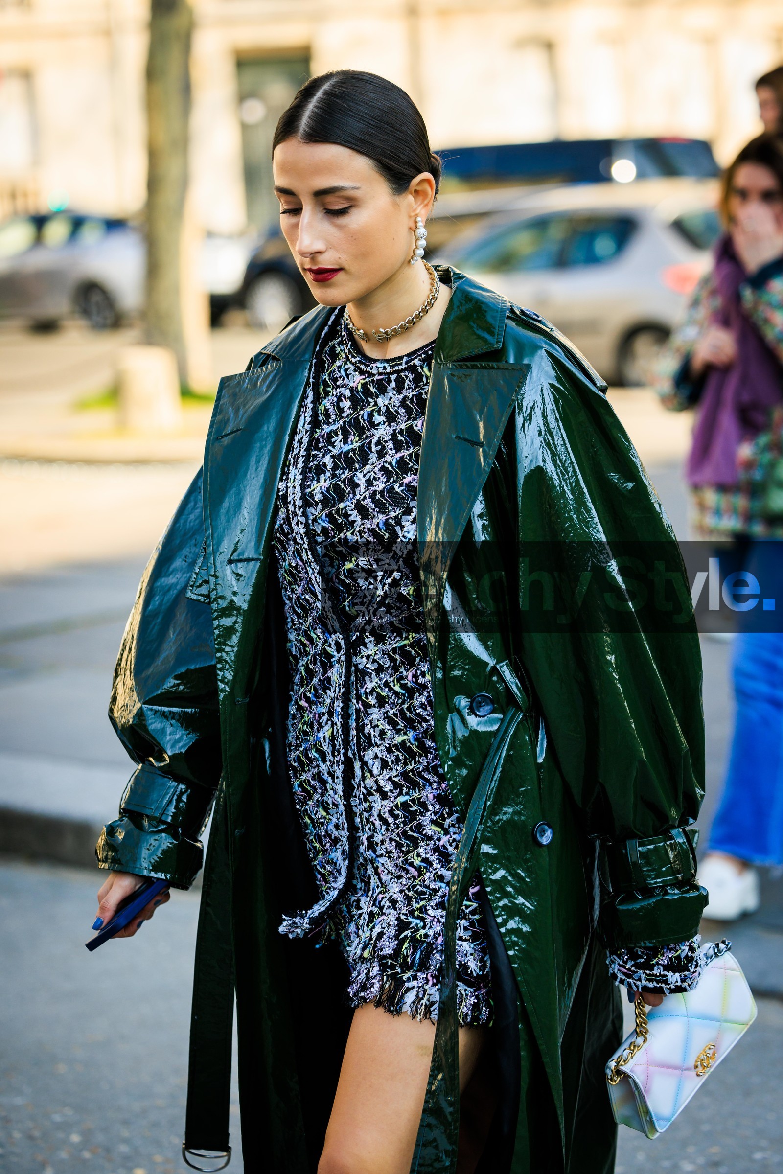 pearl earrings, green trench coat, pattent trench, tweed cardigan, multicolor cardigan, silver choker, tweed dress, multicolor dress, mini chanel bag, multicolor bag, white chanel bag, julia haghjoo, street style, jonathan paciullo, FW, frenchystyle, fashion week, AUTUMN WINTER 2022-2023, FALL WINTER 2022_2023, FW 22-23, PFW, PARIS, vertical, detail