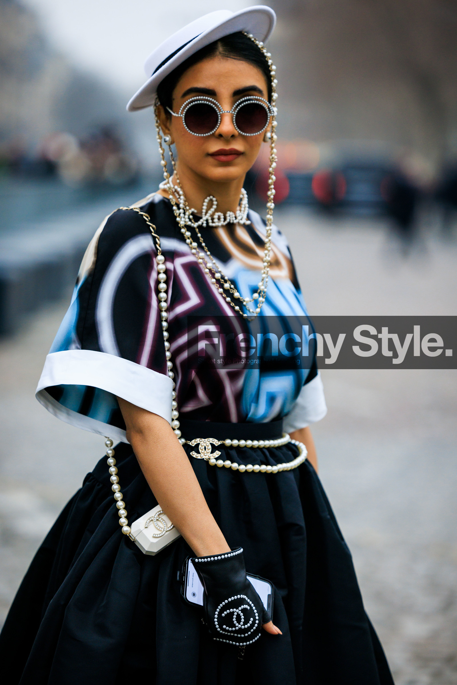chanel gloves, black gloves, chanel, multicolor tshirt, chanel top, logo top, black sunglasses, rounded glasses, chanel choker, chanel necklaces, pearl head accesorie, white hat, chanel hat, pearl belt, chanel belt, logo belt, black skirt, mini bag, pearl belt bag, fashion week, frenchystyle, FW, jonathan paciullo, street style, PARIS, PFW, SPRING SUMMER 2022, SS 22, atmosphere details, detail, vertical