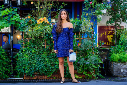 black shoes, blue bag, blue dress, leather bag, leather shoes, necklace, off the shoulder, fashion week, frenchystyle, FW, jonathan paciullo, street style, PFW, PARIS, atmosphere details, horizontal, full length, AUTUMN WINTER 2018-2019, FALL WINTER 2018-2019, FW 18-19, erika boldrin