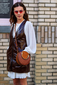atmosphere details, brown bag, brown jacket, chloé, detail, fashion week, frenchystyle, FW, graphic bag, jonathan paciullo, leather bag, leather jacket, NEW YORK, NYFW, pleats, sleeveless, SPRING SUMMER 2018, SS 18, street style, sunglasses, vertical, white dress