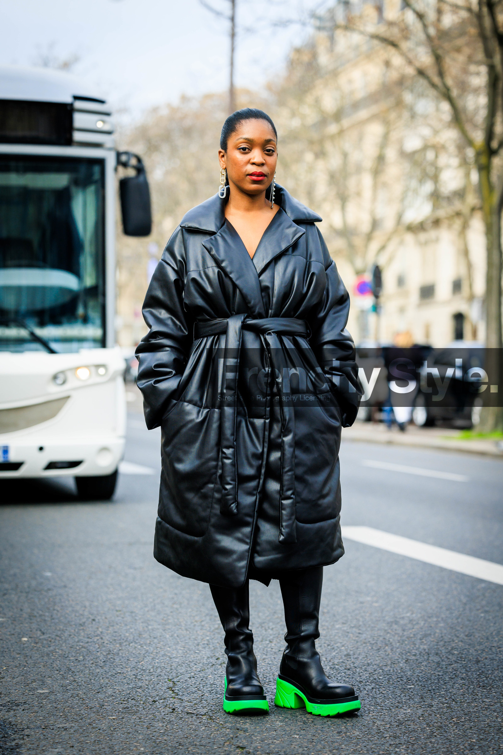 strass earrings, silver earrings, black coat, puffed coat, leather coat, red lips, black platform boots, bottega veneta boots, rajni jacques, fashion week, frenchystyle, FW, jonathan paciullo, street style, AUTUMN WINTER 2022-2023, FALL WINTER 2022_2023, FW 22-23, PFW, PARIS, vertical, full length