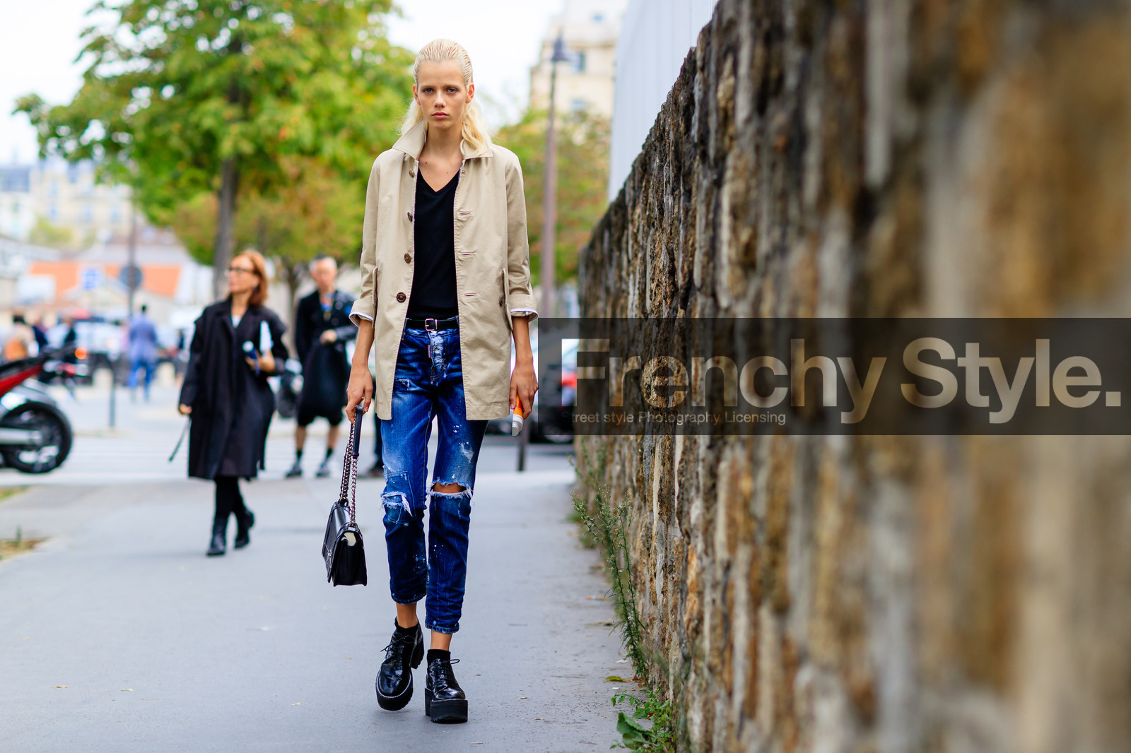 atmosphere details, beige coat, black bag, black shoes, black t shirt, blue denim, christian dior, denim pants, fashion week, frenchystyle, full length, FW, horizontal, jeans, jonathan paciullo, leather bag, leather shoes, marjan jonkman, model, PARIS, PFW, SPRING SUMMER 2017, SS 17, street style, trench coat, trousers