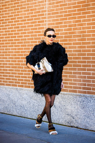 full black look, furry look, black dress, feather dress, Autres mots-clés, fluffy sandals, multicolor sandals, black sunglasses, fendi pouch, multicolor pouch, mary leest, fashion week, frenchystyle, FW, jonathan paciullo, street style, MFW, MILAN, FALL WINTER 2022_2023, AUTUMN WINTER 2022-2023, FW 22-23, vertical, full length