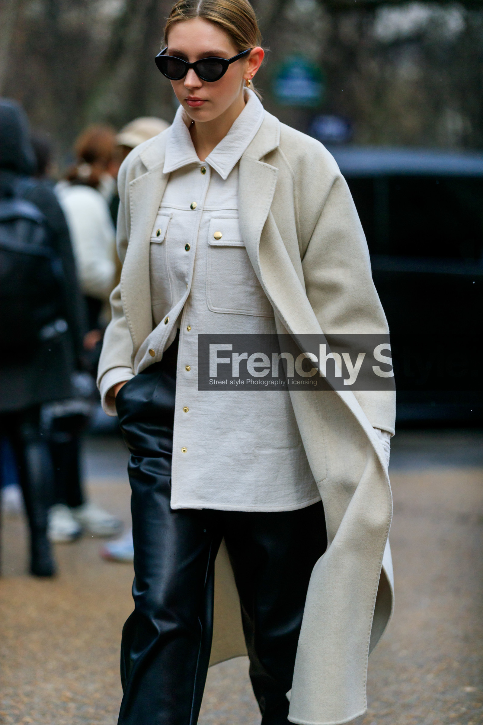 white coat, white shirt, black leather pants, black sunglasses, round shape sunglasses, fashion week, frenchystyle, FW, jonathan paciullo, street style, PFW, PARIS, AUTUMN WINTER 2020-2021, FALL WINTER 2020-2021, FW 20-21, vertical, atmosphere details, detail