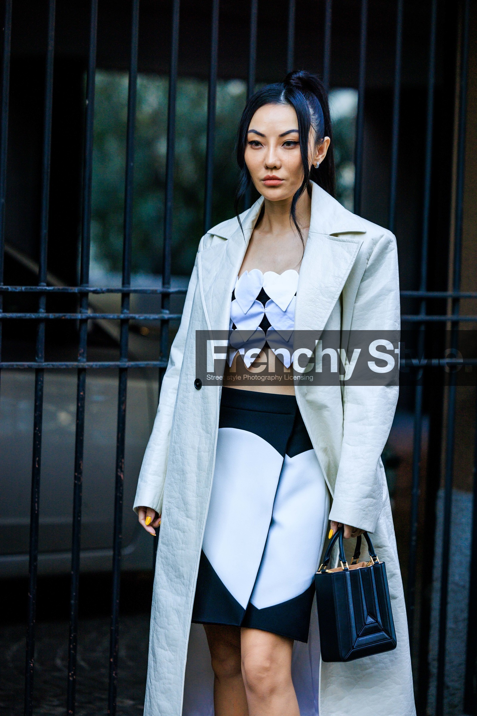 heart skirt, blavk skirt, white coat, white trench, assymetric bra, white bra, black bag, bucket bag, pony tail, heart top, jessica wang, fashion week, frenchystyle, FW, jonathan paciullo, street style, vertical, atmosphere details, detail
