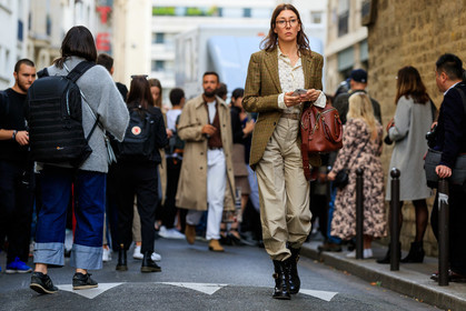 checked jacket, kaki jacket, beige jacket, white shirt, animal print shirt, light beige pants, black leather boots, flat boots, low boots, brown leather bag, big bag, carrot pants, PARIS, PFW, SPRING SUMMER 2020, SS 20, fashion week, frenchystyle, FW, jonathan paciullo, street style, horizontal, atmosphere details, full length