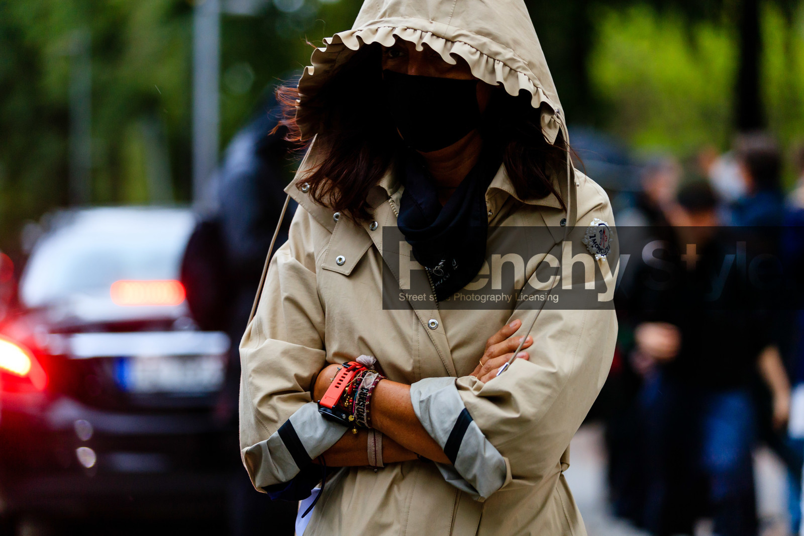 light beige raincoat, raincoat, moncler coat, ruffle hoodie, ruffle coat, close up detail, multi bracelet, lucky charm bracelet, dior bracelet, street style, jonathan paciullo, FW, frenchystyle, fashion week, MFW, MILAN, SPRING SUMMER 2021, SS 21, horizontal, atmosphere details, detail