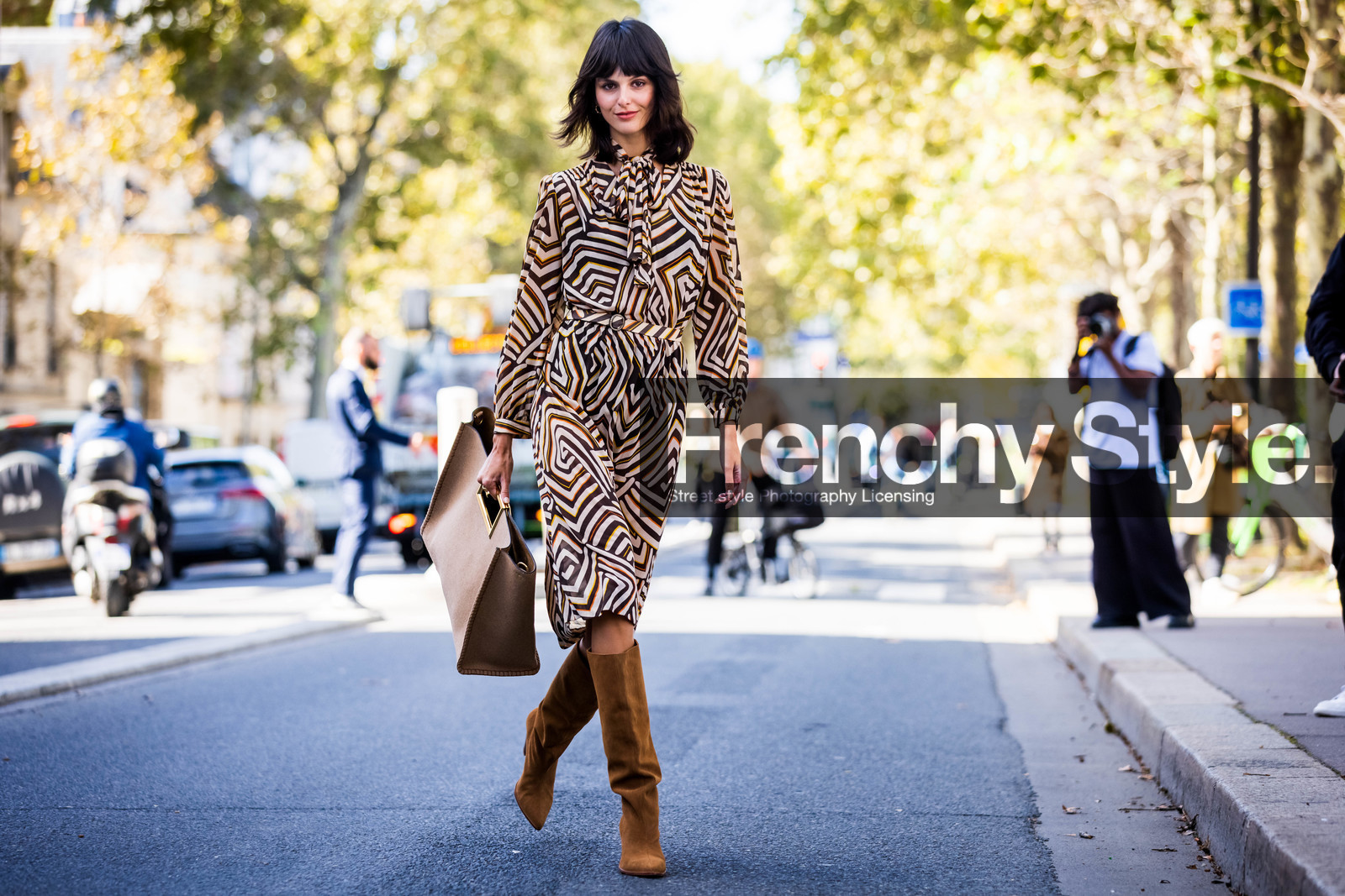 bag, boots, brown boots, brown dress, camel boots, dress, Justine Soranzo, necktie dress, oversize bag, print, printed dress, wool bag, street style, jonathan paciullo, FW, frenchystyle, fashion week, PFW, PARIS, SPRING SUMMER 2022, SS 22, horizontal, atmosphere details, full length