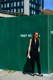black and white shoes, black pants, black shirt, fashion week, frenchystyle, full length, FW, jonathan paciullo, leather shoes, lena hardt, model, NEW YORK, NYFW, SPRING SUMMER 2018, SS 18, street style, sunglasses, tone on tone, total look black, trousers, vertical