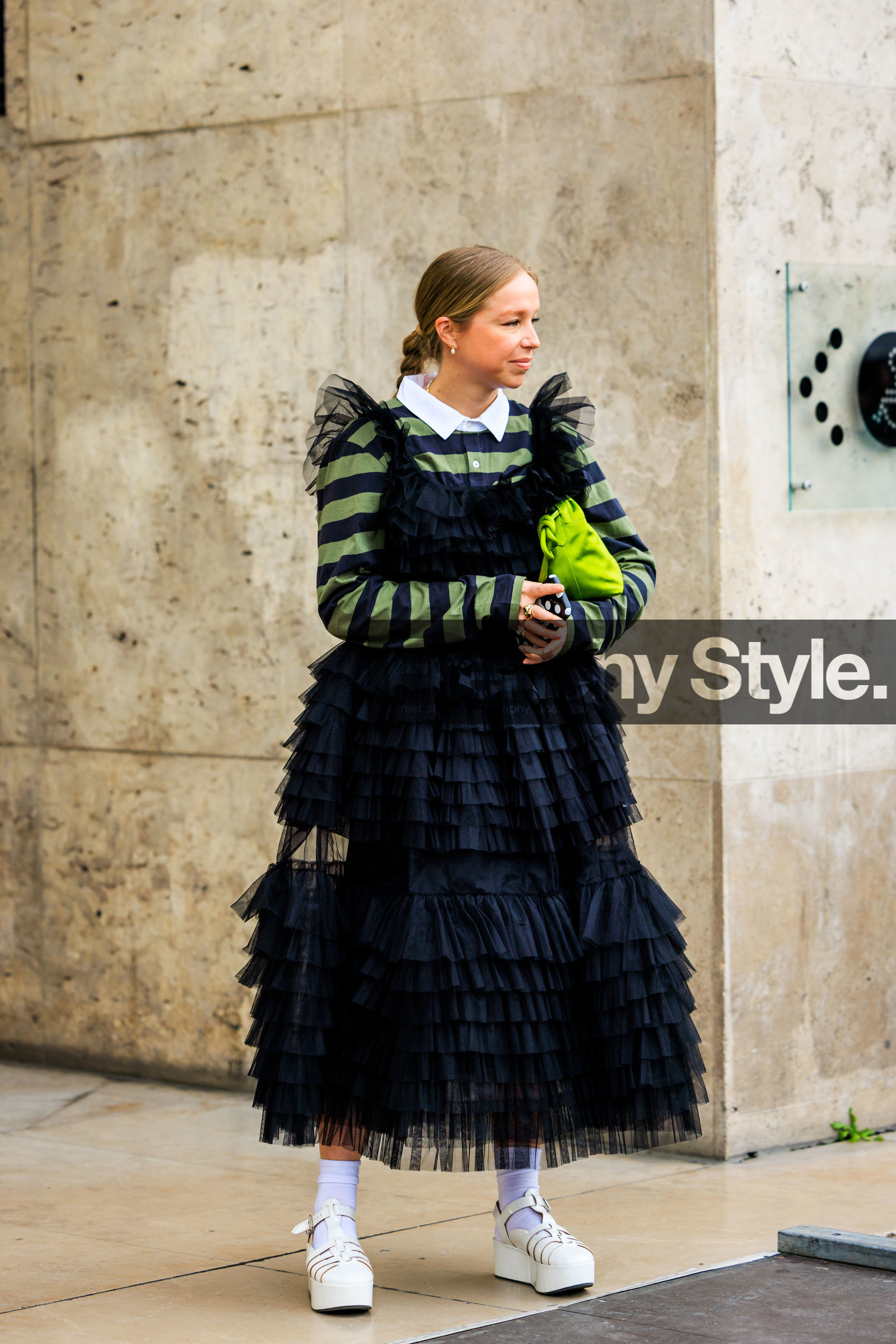 ruffle dress, longdress, black dress, tulle dress, braided hair, blond hair, stripes poloshirt, fluo green pouch, white platform sandals, white socks, chloe king, street style, jonathan paciullo, FW, frenchystyle, fashion week, AUTUMN WINTER 2022-2023, FALL WINTER 2022_2023, FW 22-23, PFW, PARIS, full length, vertical