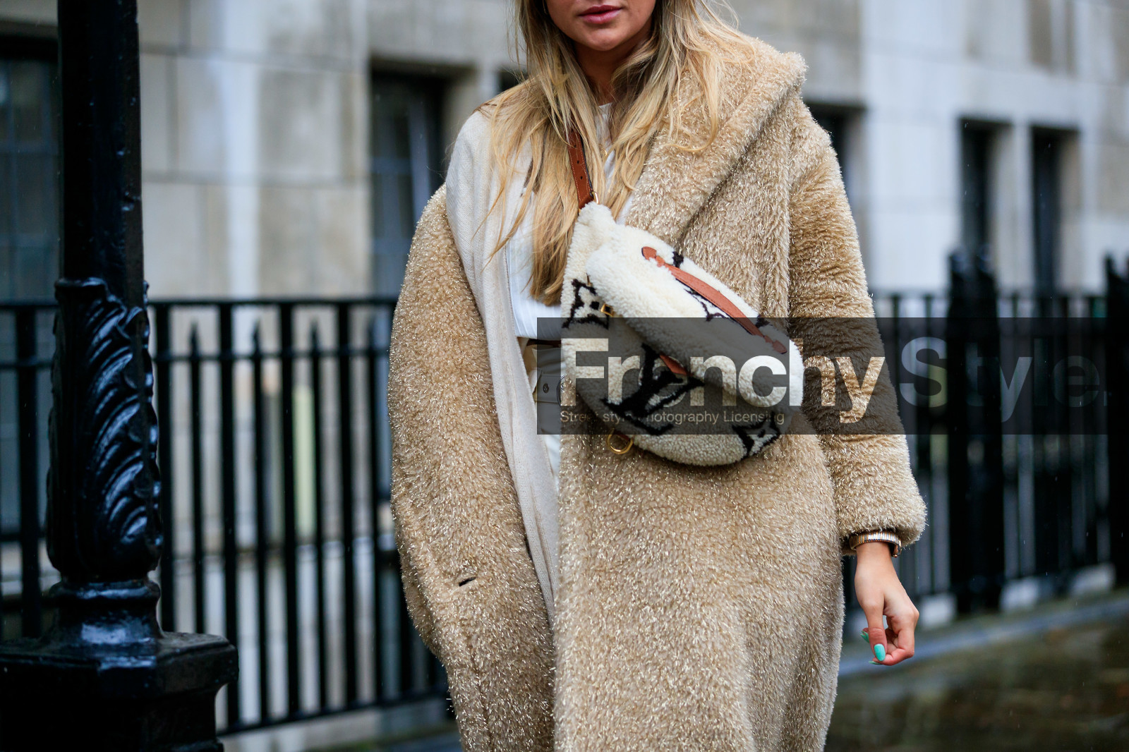 nina suess, beige coat, beige bag, fur bag, fur coat, crossbody bag, monogrammed bag, bag detail, close up detail, camel leather bag, golden coat, lurex coat, fashion week, frenchystyle, FW, jonathan paciullo, street style, LFW, LONDON, AUTUMN WINTER 2020-2021, FALL WINTER 2020-2021, FW 20-21, horizontal, atmosphere details, detail