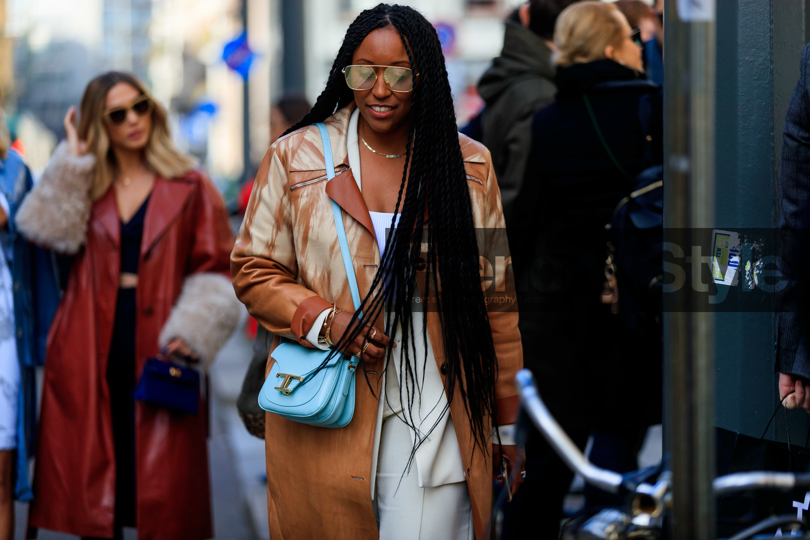 shiona turini, camel leather trench coat, camel leather jacket, tie and dye jacket, tie and dye trenchcoat, white leather jacket, white leather trenchcoat, white jacket, white pants, aviator sunglasses, metalic frame sunglasses, light blue leather bag, tods bag, crossbody bag, fashion week, frenchystyle, FW, jonathan paciullo, street style, MFW, MILAN, AUTUMN WINTER 2020-2021, FALL WINTER 2020-2021, FW 20-21, horizontal, atmosphere details, detail