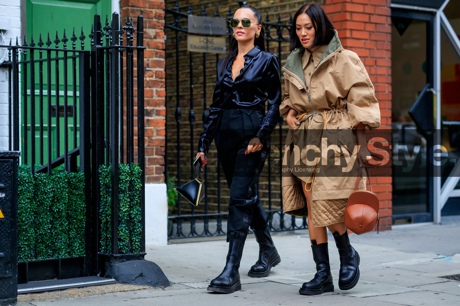evangelie smyrniotaki, Tiffany Hsu, beige coat, beige trench coat, black leather boots, brown leather bag, chelsea boots, j w anderson bag, oversize coat, oversize parka, oversize trench coat, quilted coat, satin shirt, metalic frame sunglasses, hoop earrings, golden earrings, geometric bag, carrot pants, bottega veneta bag, black total look, black shirt, black pants, black leather clutch, aviator sunglasses, fashion week, frenchystyle, FW, jonathan paciullo, street style, atmosphere details, horizontal, full length