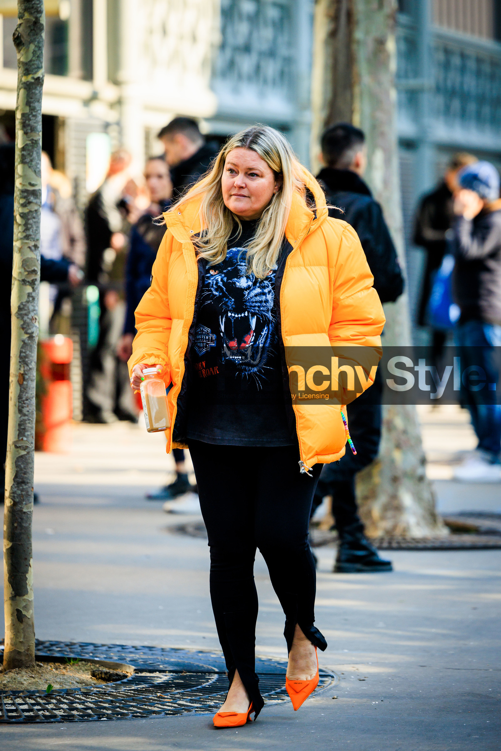 puffed jacket, winter jacket, orange jacket, riger shirt, printed shirt, black tshirt, black leggins, orange slingback, prada slingback, street style, jonathan paciullo, FW, frenchystyle, fashion week, AUTUMN WINTER 2022-2023, FALL WINTER 2022_2023, FW 22-23, PARIS, PFW, full length, vertical