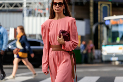 erika boldrin, pink dress, stella mccartney dress, camel leather dress, long dress, long sleeves dress, burgundy leather clutch, bottega veneta bag, belted dress, camel leather belt, silvered earrings, diamond earrings, dangling earrings, PARIS, PFW, SPRING SUMMER 2020, SS 20, fashion week, frenchystyle, FW, jonathan paciullo, street style, horizontal, atmosphere details, detail