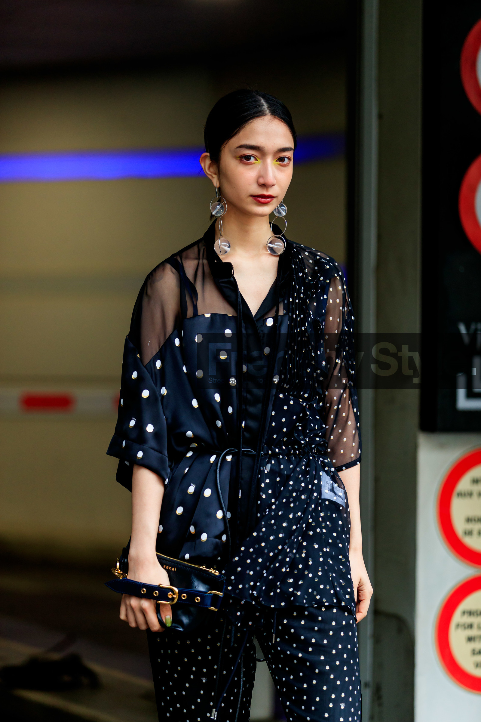 black jumpsuit, polka dots jumpsuits, short sleeves jumpsuit, sheer jumpsuits, asymetrical jumpsuits, ruffle jumpsuits, white jumpsuit, golden jumpsuit, belted jumpsuit, sheer earrings, round shape earrings, dangling earrings, silvered earrings, yellow eyeliner, yellow eyeshadows, black leather clutch, sacai bag, sacai jumpsuits, fashion week, frenchystyle, FW, jonathan paciullo, street style, PFW, PARIS, vertical, atmosphere details, detail