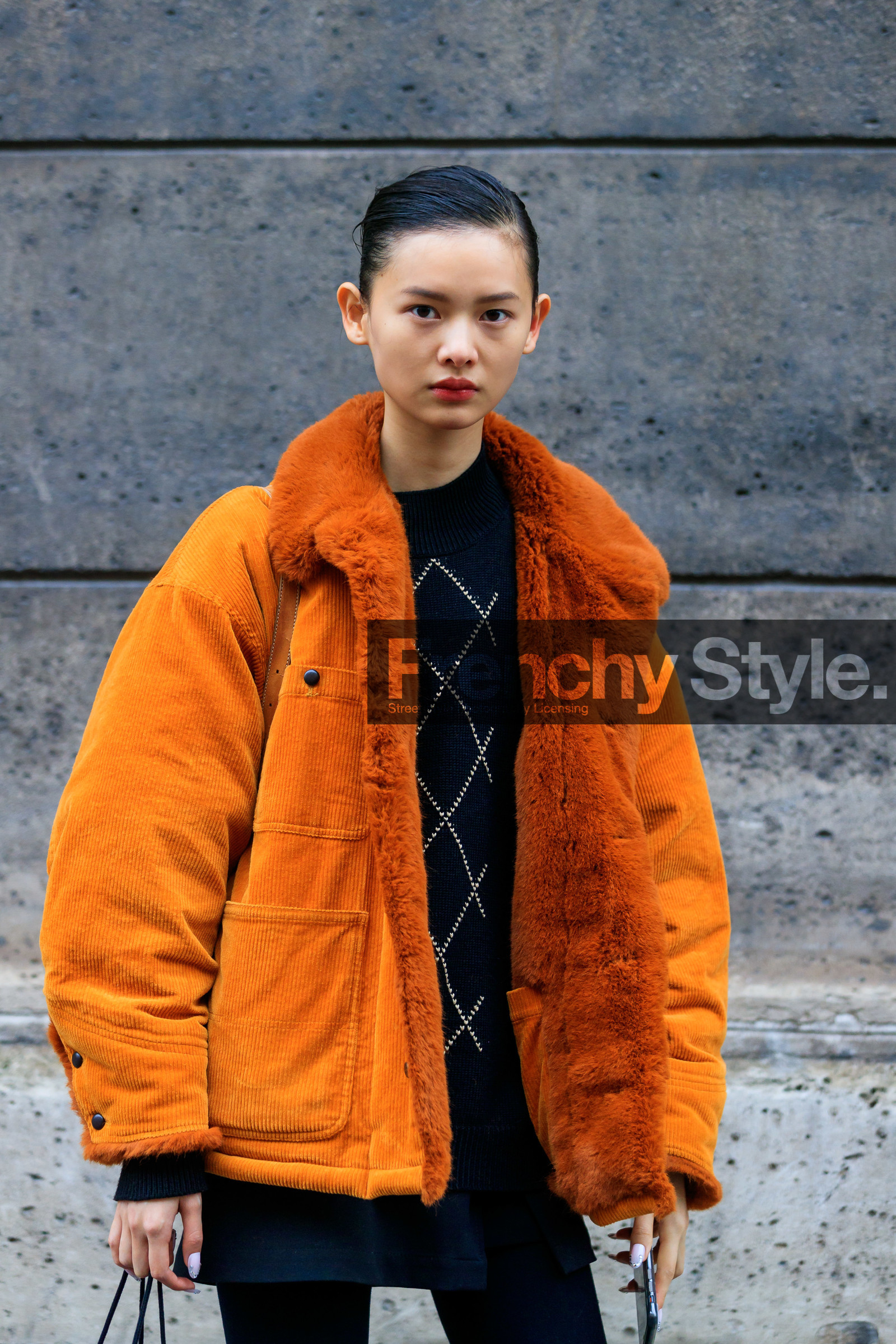 model, camel coat, orange coat, velvet coat, corduroy coat, fur coat, black pullover, checked pullover, nude make up, make up, make up details, fashion week, frenchystyle, FW, jonathan paciullo, street style, PFW, PARIS, vertical, atmosphere details, detail