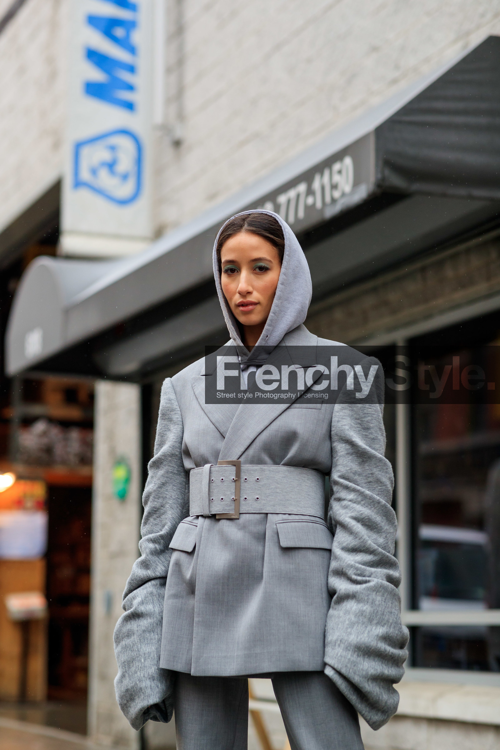 alexandra guerain, light grey jacket, light grey hoodie, light grey pants, light grey suits, light grey belt, belted jacket, fashion week, frenchystyle, FW, jonathan paciullo, street style, NYFW, NEW YORK, AUTUMN WINTER 2020-2021, FALL WINTER 2020-2021, FW 20-21, vertical, atmosphere details, detail