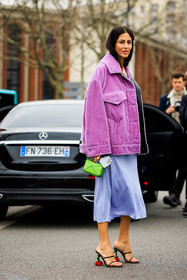 purple jacket, velvet jacket, purple skirt, midi skirt, loewe sandals, black sandals, mini bag, fluo green bag, gilda ambrosio, street style, jonathan paciullo, FW, frenchystyle, fashion week, AUTUMN WINTER 2022-2023, FALL WINTER 2022_2023, FW 22-23, PFW, PARIS, full length, vertical