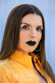 close up, details, make up, black lips, white eyeshadow, big loop earrings, julia fox, fashion week, frenchystyle, FW, jonathan paciullo, street style, MFW, MILAN, FALL WINTER 2022_2023, AUTUMN WINTER 2022-2023, FW 22-23, vertical, atmosphere details