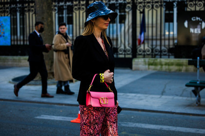 bucket hat, black hat, pattent hat, black blazer, pink bag, valentino handbag, printed trousers, pink trousers, animal print trousers, glasses accesorie, street style, jonathan paciullo, FW, frenchystyle, fashion week, AUTUMN WINTER 2022-2023, FALL WINTER 2022_2023, FW 22-23, PARIS, PFW, horizontal, atmosphere details, detail