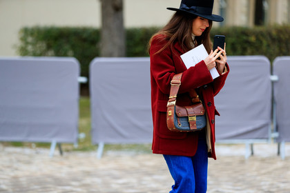 black hat, blue denim, brown bag, christian dior, denim pants, graphic bag, jeans, leather bag, printed bag, red jacket, trousers, fashion week, frenchystyle, FW, jonathan paciullo, street style, PFW, PARIS, AUTUMN WINTER 2018-2019, FALL WINTER 2018-2019, FW 18-19, horizontal, atmosphere details