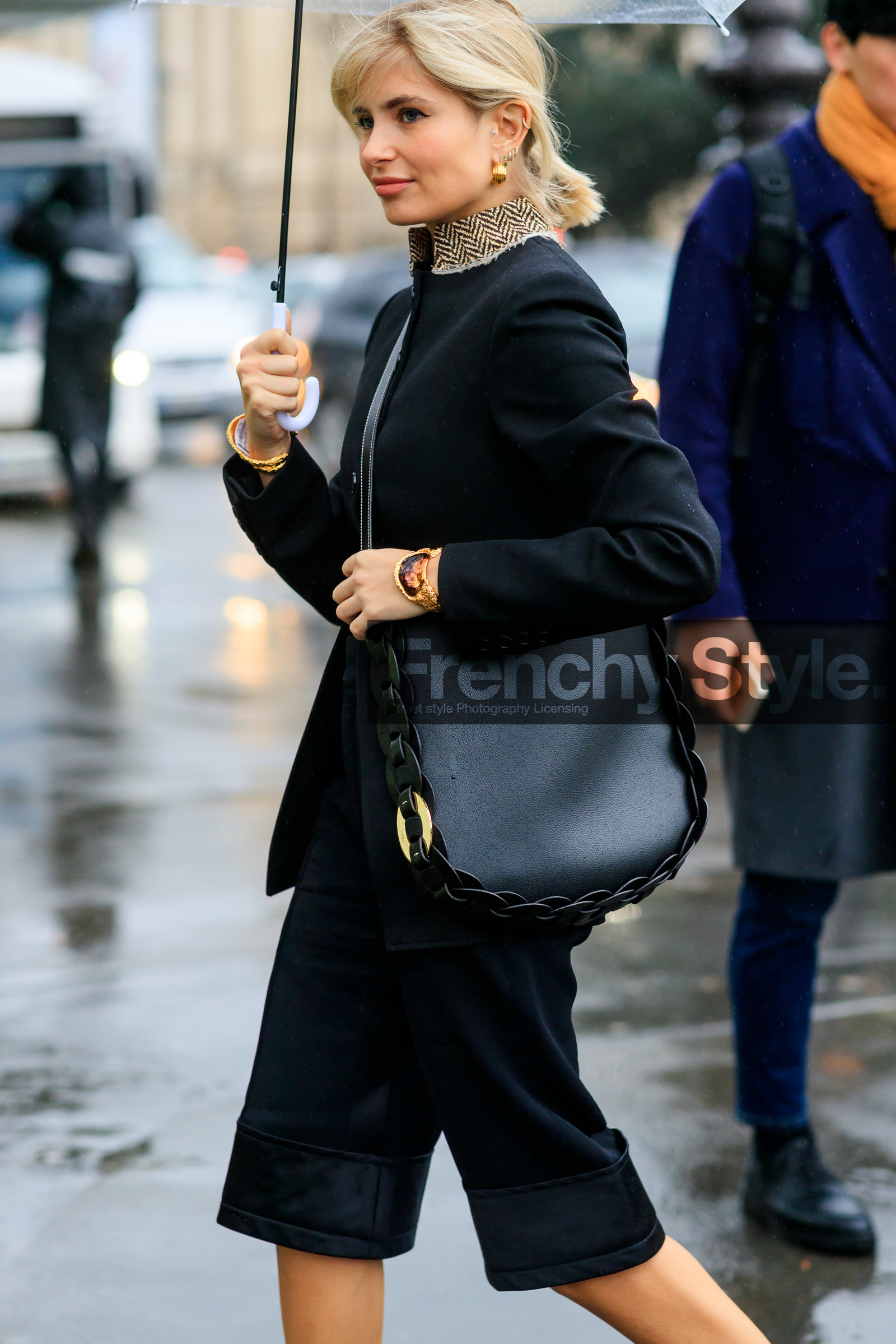 xnenia adonts, black jacket, black bermuda shorts, black leather bag, golden bracelet, chloe bag, chloe jacket, chloe look, chloe shorts, chloe bracelet, crossbody bag, round shape bag, high collar jacket, herringbone printed jacket, golden earrings, multi earrings, mini hoop earrings, green earrings, diamond earrings, fashion week, frenchystyle, FW, jonathan paciullo, street style, PFW, PARIS, AUTUMN WINTER 2020-2021, FALL WINTER 2020-2021, FW 20-21, vertical, atmosphere details, detail