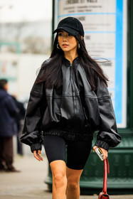 sporty look, black cap, red handbag, bomber jacket, black bomber jacket, biker shorts, black shorts, yoyo cao, street style, jonathan paciullo, FW, frenchystyle, fashion week, AUTUMN WINTER 2022-2023, FALL WINTER 2022_2023, FW 22-23, PFW, PARIS, vertical, detail