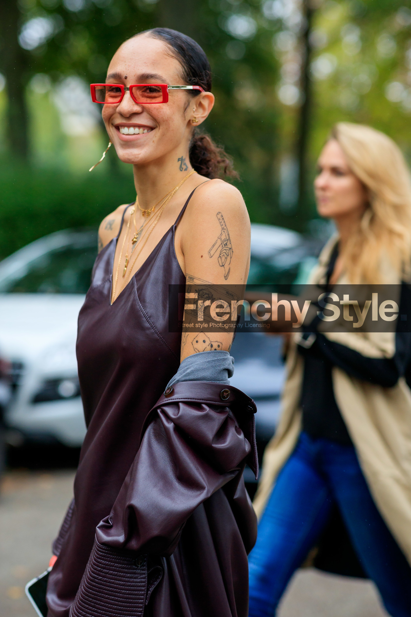 hera pradel, red sunglasses, square shape glasses, purple leather coat, purple leather dress, sleeveless dress, low necked dress, tatoo, close up detail, fashion week, frenchystyle, FW, jonathan paciullo, street style, SPRING SUMMER 2020, SS 20, PFW, PARIS, vertical, atmosphere details, detail