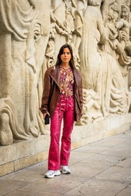 multiprint look, flowered shirt, multicolor shirt, printed top, leather jacker, bomber jacker, pink pants, leather pants, snake print pants, animal print pants, chain belt, golden belt, white sneakers, nina urgell cloquell, fashion week, frenchystyle, FW, jonathan paciullo, street style, AUTUMN WINTER 2022-2023, FALL WINTER 2022_2023, FW 22-23, PFW, PARIS, vertical, full length, brown jacket