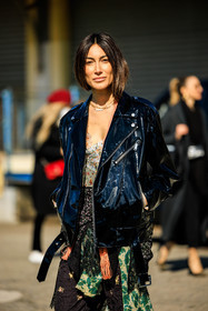 pattent jacket, black jacket, biker jacket, printed pants, flowered pants, creased pants, multiprint look, silver choker, brown pants, flowered top, multicolor top, fashion week, frenchystyle, FW, jonathan paciullo, street style, vertical, full length