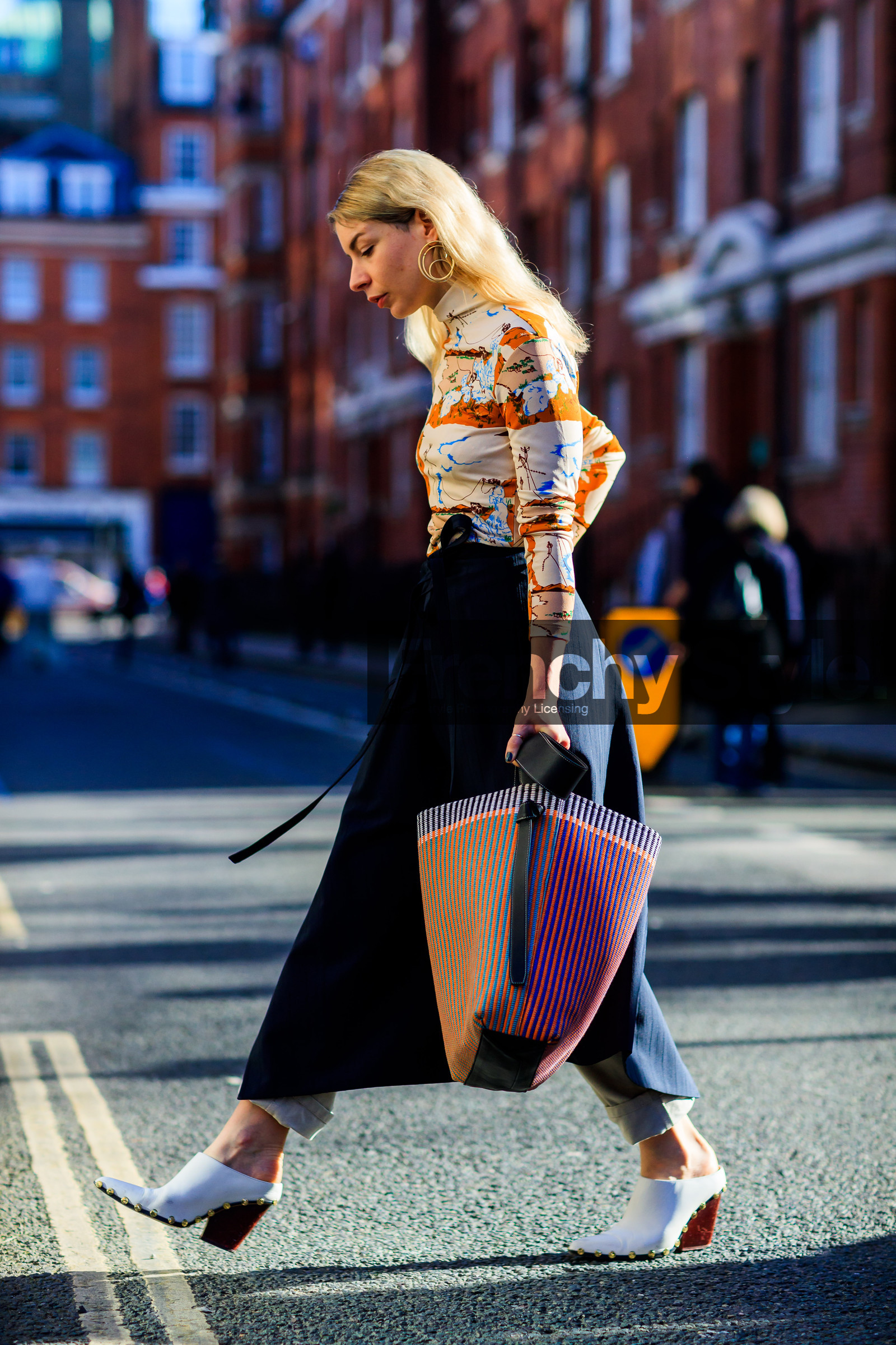 beige top, céline, drawings, graphic bag, graphic top, high heels, jw anderson, leather bag, leather shoes, pink bag, printed bag, printed top, striped bag, trousers, turtleneck sweater, white shoes, street style, jonathan paciullo, FW, frenchystyle, fashion week, LFW, LONDON, AUTUMN WINTER 2018-2019, AW 18-19, FALL WINTER 2018-2019, FW 18-19, vertical, full length, irina lakicevic