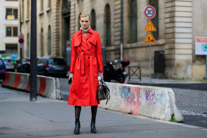 model, red trench coat, red polish trench coat, polish trench coat, vinyl trenchcoat, belted trench coat, light grey pullover, turtleneck pullover, square shape earrings, golden earrings, black leather boots, black tights, low boots, grey leather bag, fashion week, frenchystyle, FW, jonathan paciullo, street style, PFW, PARIS, horizontal, atmosphere details, full length