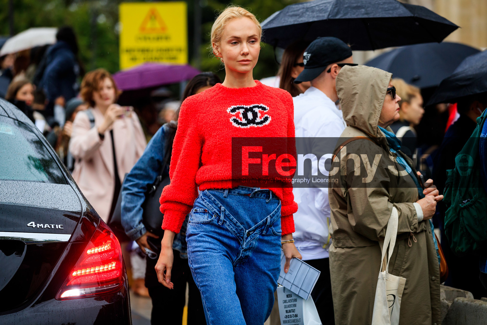 olga karput, red pullover, chanel pullover, blue jeans, denim, PARIS, PFW, SPRING SUMMER 2020, SS 20, fashion week, frenchystyle, FW, jonathan paciullo, street style, horizontal, atmosphere details, detail