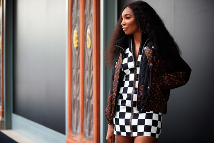 venus williams, brown coat, brown leather bag, black coat, down jacket, zipped coat, checked dress, black dress, white dress, technical fabric dress, zipped dress, mini dress, bicolor dress, monogrammed bag, monogrammed coat, round shape bag, louis vuitton bag, louis vuitton coat, louis vuitton dress, louis vuitton total look, multi bag, PARIS, PFW, fashion week, frenchystyle, FW, jonathan paciullo, street style, SPRING SUMMER 2021, SS 21, horizontal, atmosphere details, detail