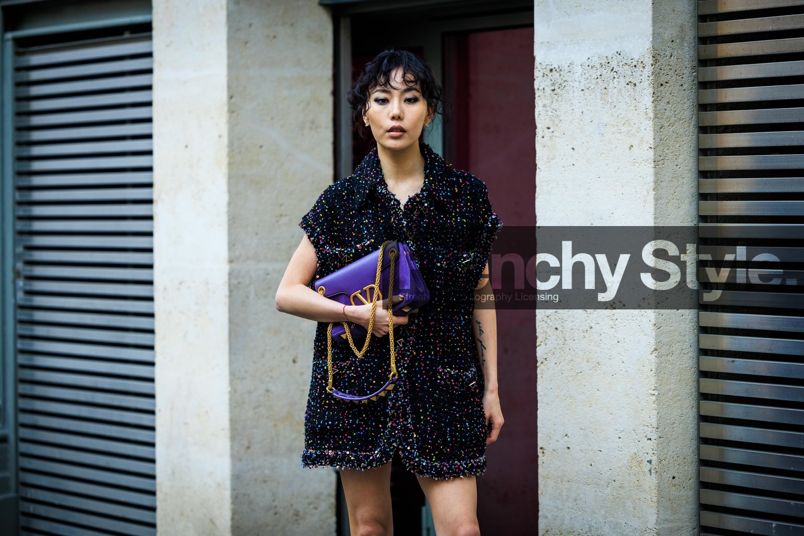 fringe hair, sparkling dress, black dress, mini dress, purple handbag, valentino handbag, tatoos, smoky eyes, street style, jonathan paciullo, FW, frenchystyle, fashion week, AUTUMN WINTER 2022-2023, FALL WINTER 2022_2023, FW 22-23, PARIS, PFW, horizontal, atmosphere details, detail