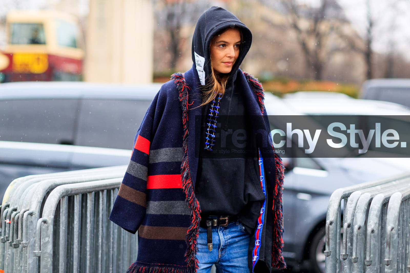 atmosphere details, AUTUMN WINTER 2017-2018, AW 17-18, black belt, black sweater, blue denim, chiara totire, denim pants, detail, FALL WINTER 2017-2018, fashion week, frenchystyle, FW, FW 17-18, hoodie, horizontal, jeans, jonathan paciullo, leather belt, PARIS, PFW, poncho, street style, trousers