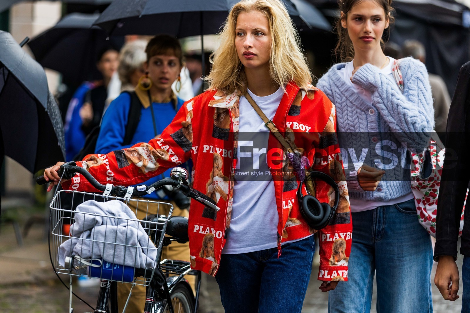 red jacket, printed jacket, corduroy jacket, white t-shirt, fashion week, frenchystyle, FW, jonathan paciullo, street style, SPRING SUMMER 2022, SS 22, COPENHAGEN, CPHFW, atmosphere details, horizontal