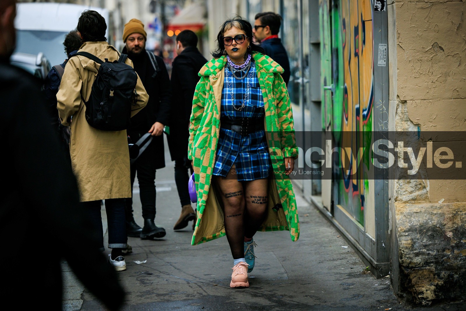 punk look, plais dress, blue shirt, black corset belt, black sunglasses, blue lips, multiple necklaces, chain necklaces, printed coat, fluo green coat, chess print coat, tattoos, pink sneakers, purple handbag, fashion week, frenchystyle, FW, jonathan paciullo, street style, AUTUMN WINTER 2022-2023, FALL WINTER 2022_2023, FW 22-23, PFW, PARIS, horizontal, atmosphere details, full length