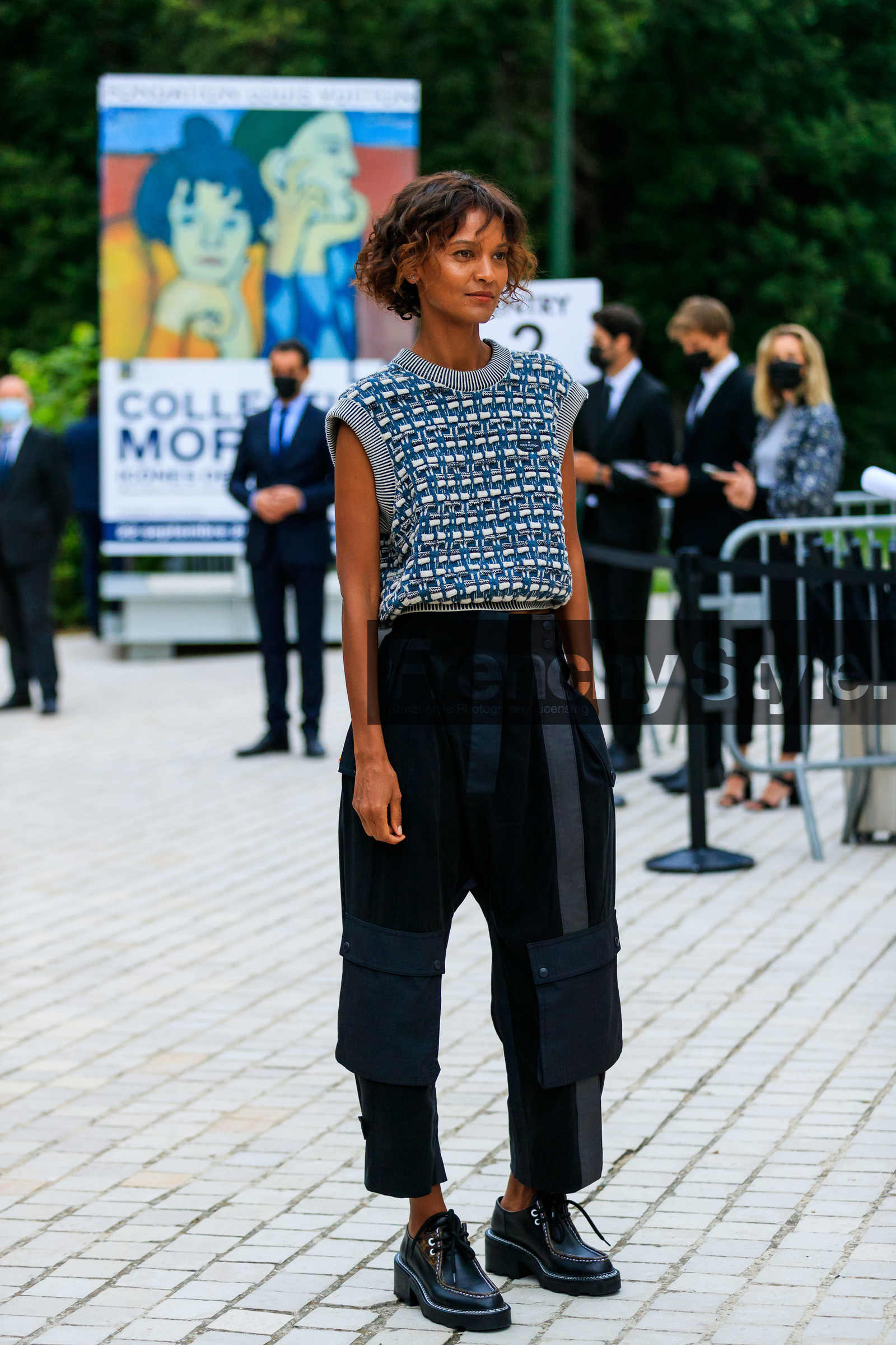 checked pullover, sleeveless pullover, blue pullover, black pants, loose pants, oversize pants, cargo pants, cropped pants, black leather derbies, black leather shoes, laced shoes, logo printed shoes, monogrammed shoes, boyish look, belted pants, Liya Kebede, fashion week, frenchystyle, FW, jonathan paciullo, street style, PFW, PARIS, AUTUMN WINTER 2021-2022, FALL WINTER 2021-2022, FW 21-22, vertical, full length, model