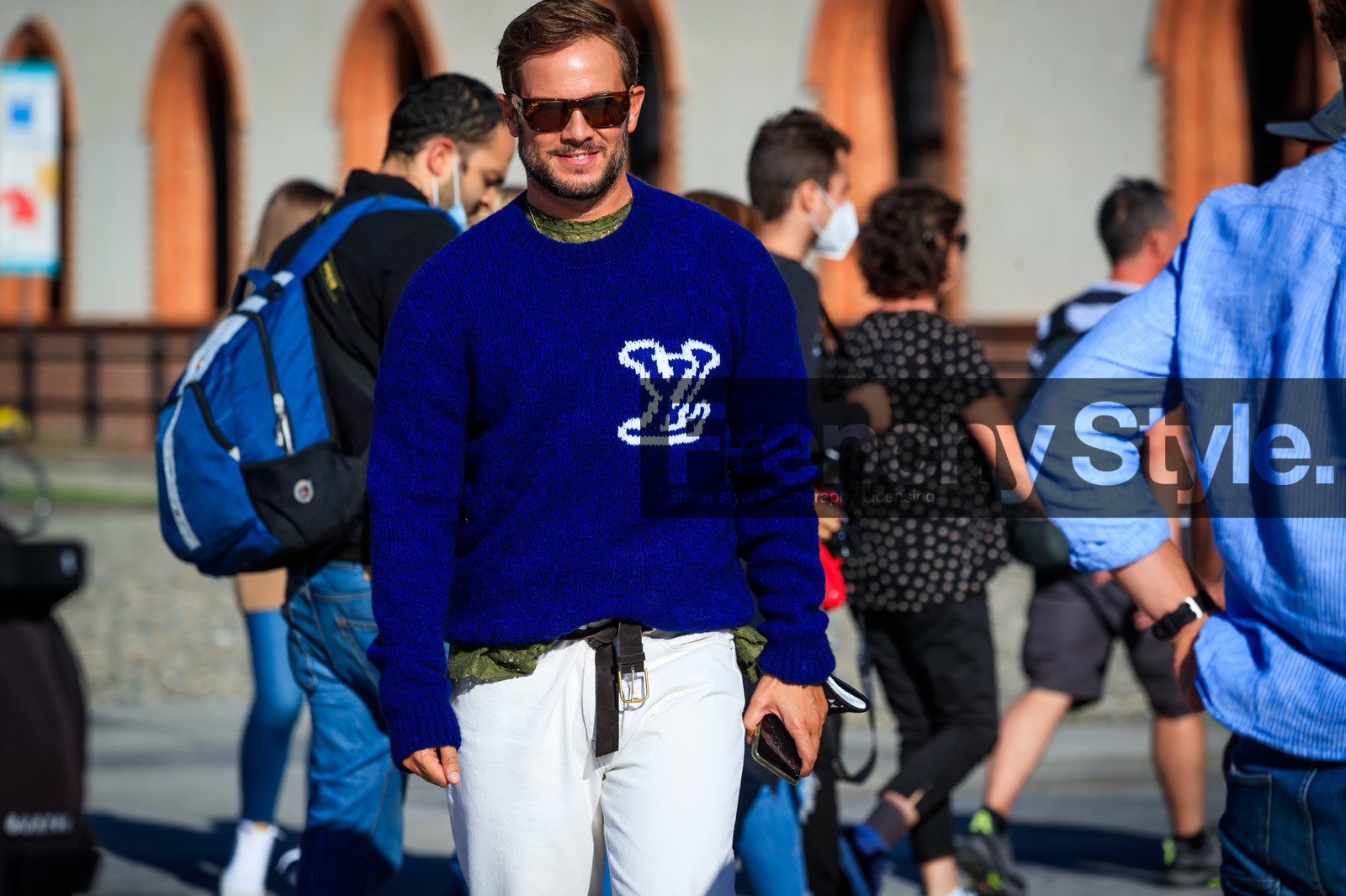blue pullover, louis vuitton pullover, rayban sunglasses, scale sunglasses, white jeans, fashion week, frenchystyle, FW, jonathan paciullo, street style, MFW, MILAN, SPRING SUMMER 2021, SS 21, horizontal, atmosphere details, detail