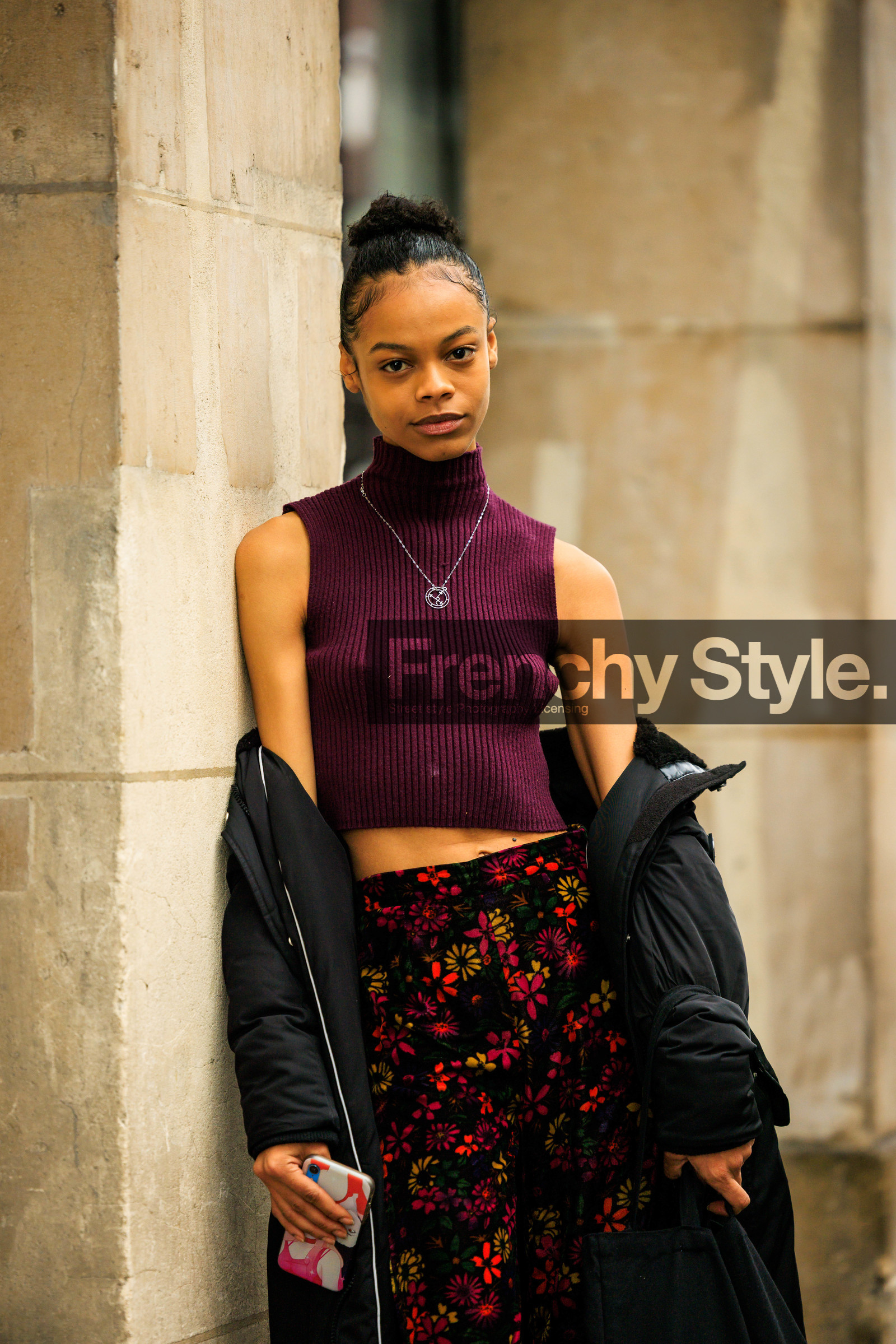 knitted top, burgundy top, turtleneck, tank top, knitwear, silver necklace, charm necklace, flower trousers, printed trousers, black trousers, black totebag, black coat, model, street style, jonathan paciullo, FW, frenchystyle, fashion week, AUTUMN WINTER 2022-2023, FALL WINTER 2022_2023, FW 22-23, PFW, PARIS, vertical, detail
