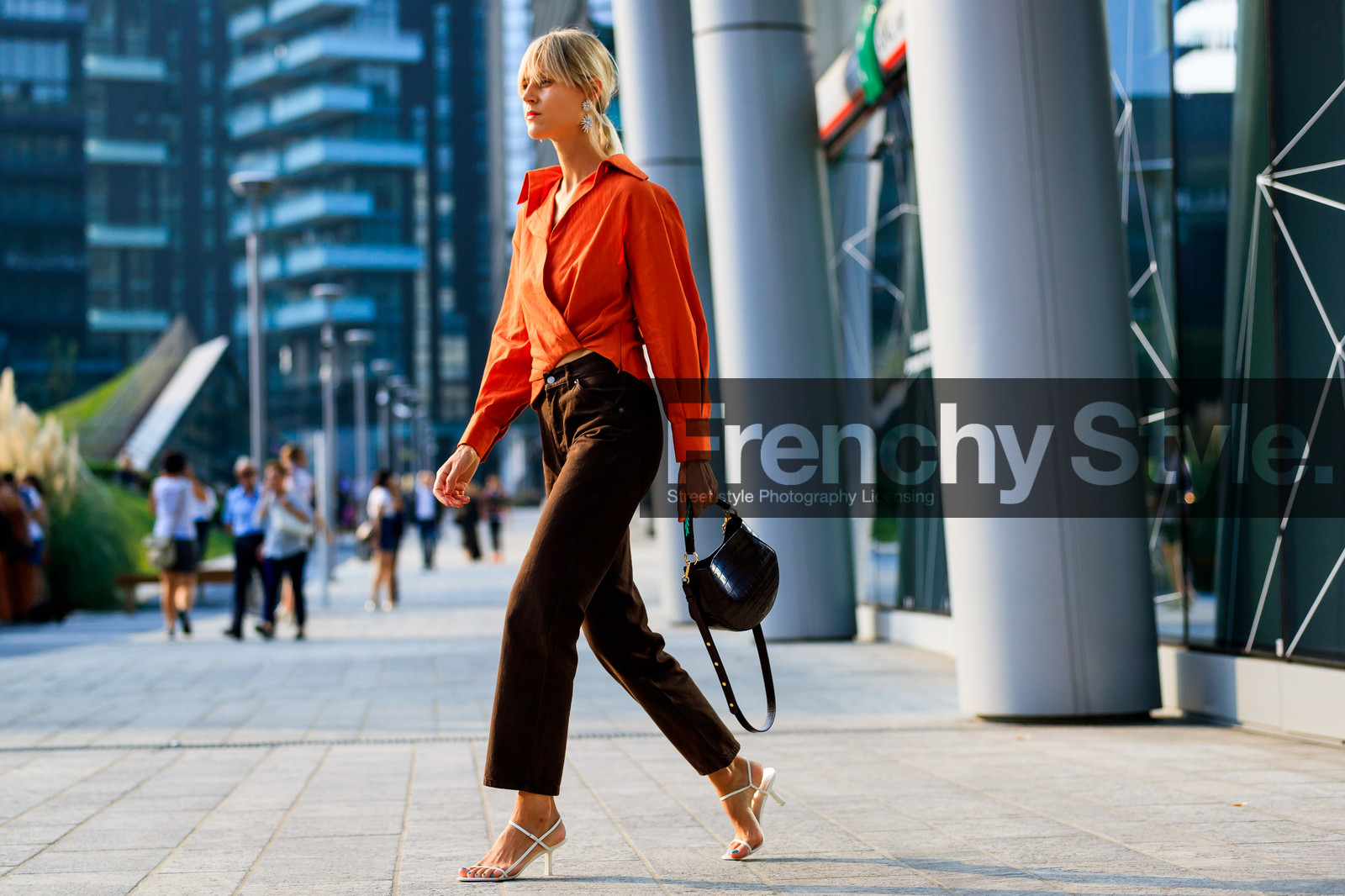 brown bag, brown denim, denim pants, earrings, high heels, jeans, leather bag, leather shoes, linda tol, orange shirt, the row, trousers, white shoes, fashion week, frenchystyle, FW, jonathan paciullo, street style, MFW, MILAN, SPRING SUMMER 2019, SS 19, atmosphere details, horizontal, full length