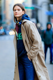 model, beige trench coat, black hoodie, black scarf, silk scarf, printed scarf, letter printed scarf, letter printed sweatshirt, letter printed hoodie, blue jeans, denim, checked scarf, fashion week, frenchystyle, FW, jonathan paciullo, street style, FALL WINTER 2020-2021, AUTUMN WINTER 2020-2021, FW 20-21, vertical, atmosphere details, detail, NYFW, NEW YORK
