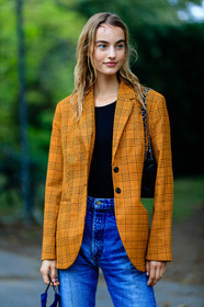 orange jacket, checked jacket, blue jeans, used jeans, Maartje Verhoef, street style, jonathan paciullo, FW, frenchystyle, fashion week, MFW, MILAN, SPRING SUMMER 2021, SS 21, vertical, detail, model
