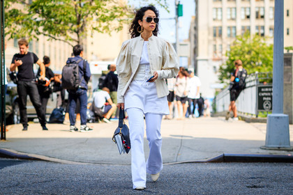 atmosphere details, black bag, corset, denim pants, fashion week, frenchystyle, full length, FW, horizontal, jeans, jonathan paciullo, jw anderson, leather bag, leather shoes, NEW YORK, NYFW, SPRING SUMMER 2018, SS 18, street style, sunglasses, tone on tone, total look white, trousers, white denim, white jacket, white shoes, white sweater