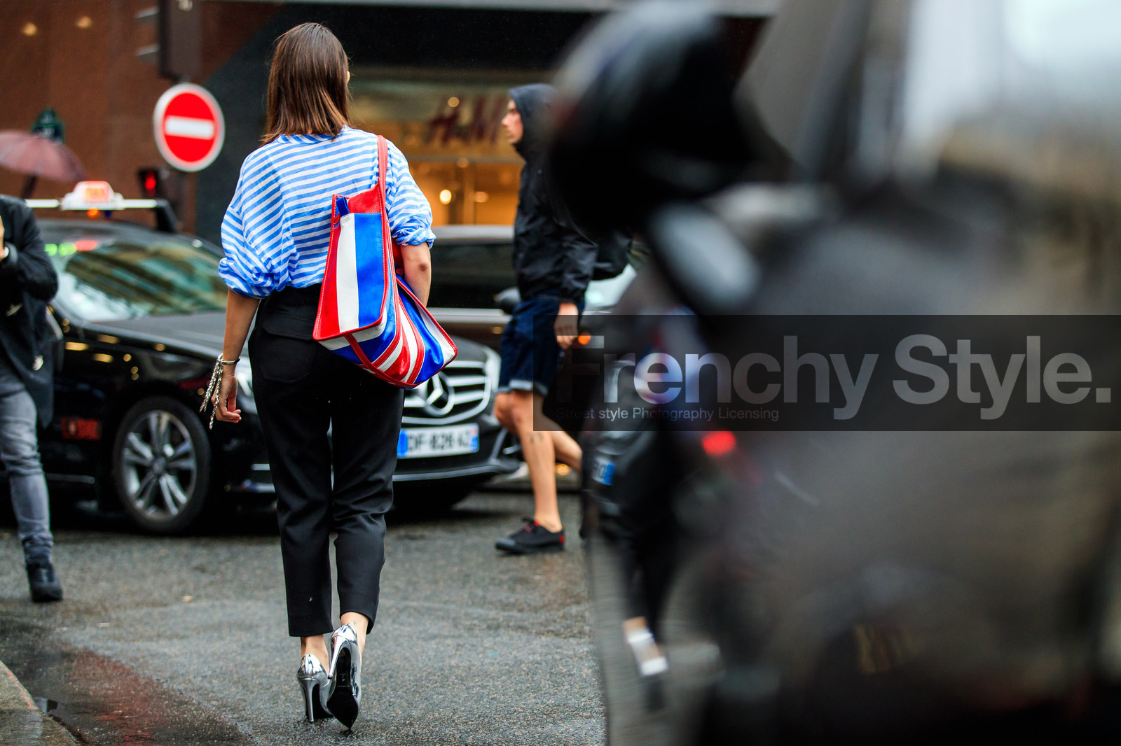 atmosphere details, AUTUMN WINTER 2016-2017, AW 16-17, back detail, black, black pants, blue, FALL WINTER 2016-2017, fashion week, frenchystyle, full length, FW, FW 16-17, geometric, graphic bag, graphic top, HAUTE COUTURE, high heels, horizontal, jonathan paciullo, leather bag, leather shoes, MENSWEAR, metallic heels, multicolor bag, natasha goldenberg, PARIS, PFW, red, silver heels, silver shoes, street style, striped bag, striped t shirt, stripes, sunglasses, trousers, white
