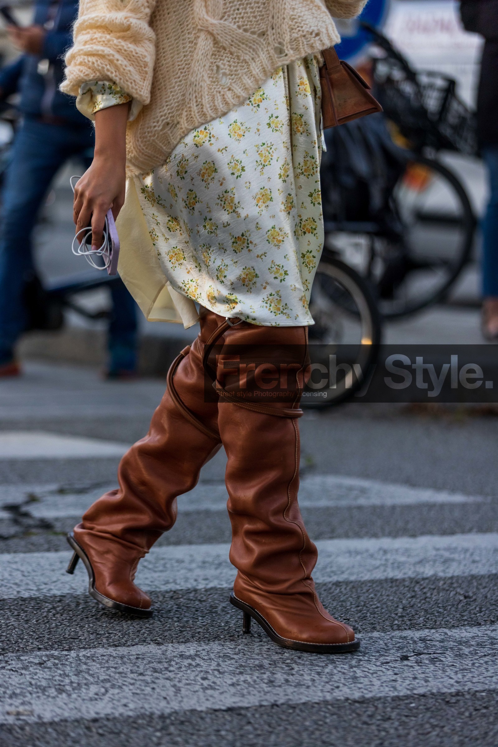 acne studios look, bag, beige dress, beige knitwear, boots, brown boots, crossbody bag, dress, floral print, flower, high boots, knitwear, leather boots, orange bag, print, printed dress, Susie Lau, twisted knitwear, street style, jonathan paciullo, FW, frenchystyle, fashion week, PFW, PARIS, SPRING SUMMER 2022, SS 22, vertical, atmosphere details